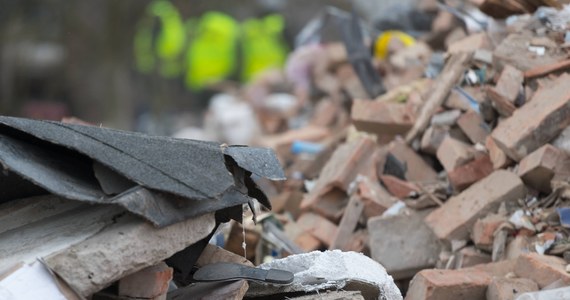 Fragment ściany zawalił się na terenie dawnej fabryki porcelany Wałbrzych. Na miejscu są jednostki ratownicze, które wraz z psami przeszukują teren katastrofy. Pod gruzami mogą znajdować się ludzie.