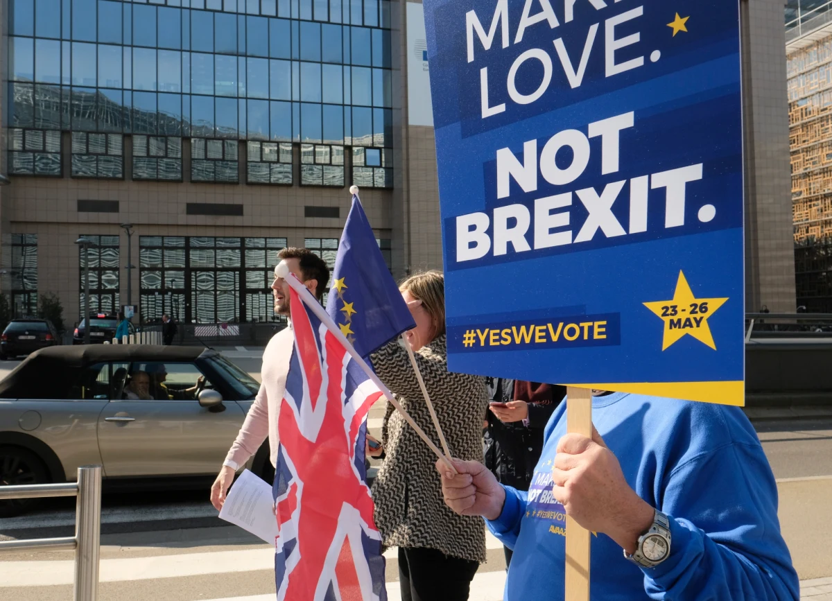 Unijni liderzy uzgodnili w Brukseli porozumienie w sprawie przedłużenia brexitu. Jak poinformował szef Rady Europejskiej Donald Tusk możliwe są dwa scenariusze wyjścia Wielkiej Brytanii z Unii Europejskiej.