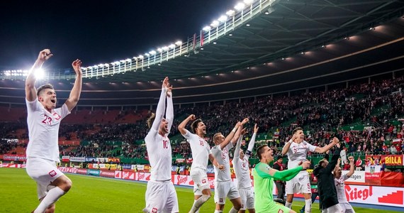 Polscy piłkarze od zwycięstwa rozpoczęli udział w eliminacjach mistrzostw Europy. Podopieczni Jerzego Brzęczka pokonali w Wiedniu Austrię 1:0. Prowadzenie w grupie G objęła Macedonia Północna, która wygrała u siebie 3:1 z Łotwą - następnym rywalem biało-czerwonych.