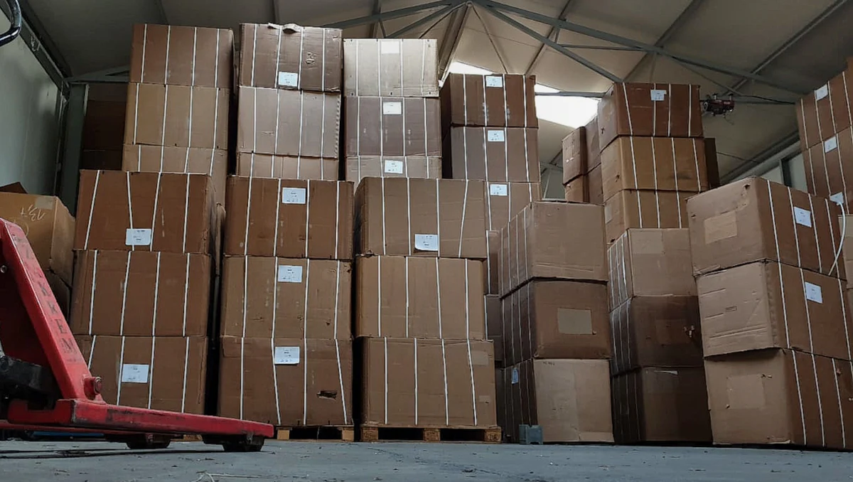 KAS i CBŚP zatrzymały mieszkańca powiatu piaseczyńskiego, który w magazynie przechowywał 70 ton krajanki tytoniowej. To rekordowe przejęcie nielegalnego towaru. Aby go przetransportować potrzeba było sześciu tirów – podały służby.