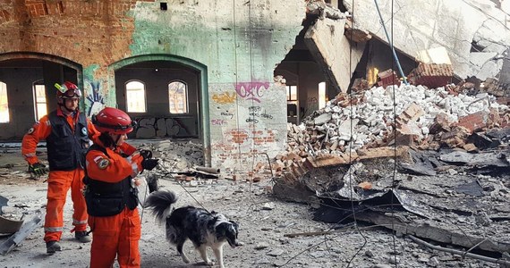 Działania ratownicze na terenie byłej fabryki porcelany w Wałbrzychu w nocy zostały przerwane ze względów bezpieczeństwa. Na miejscu do północy pracowało 21 ratowników oraz specjalne jednostki z psami. 