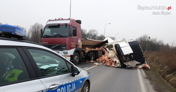 Policjanci z rudzkiej drogówki (woj. śląskie) apelują do kierowców o omijanie ulicy Kokota na wysokości fińskich domków. Droga jest zablokowana przez mięso, które wysypało się na jezdnię z uszkodzonej ciężarówki. 