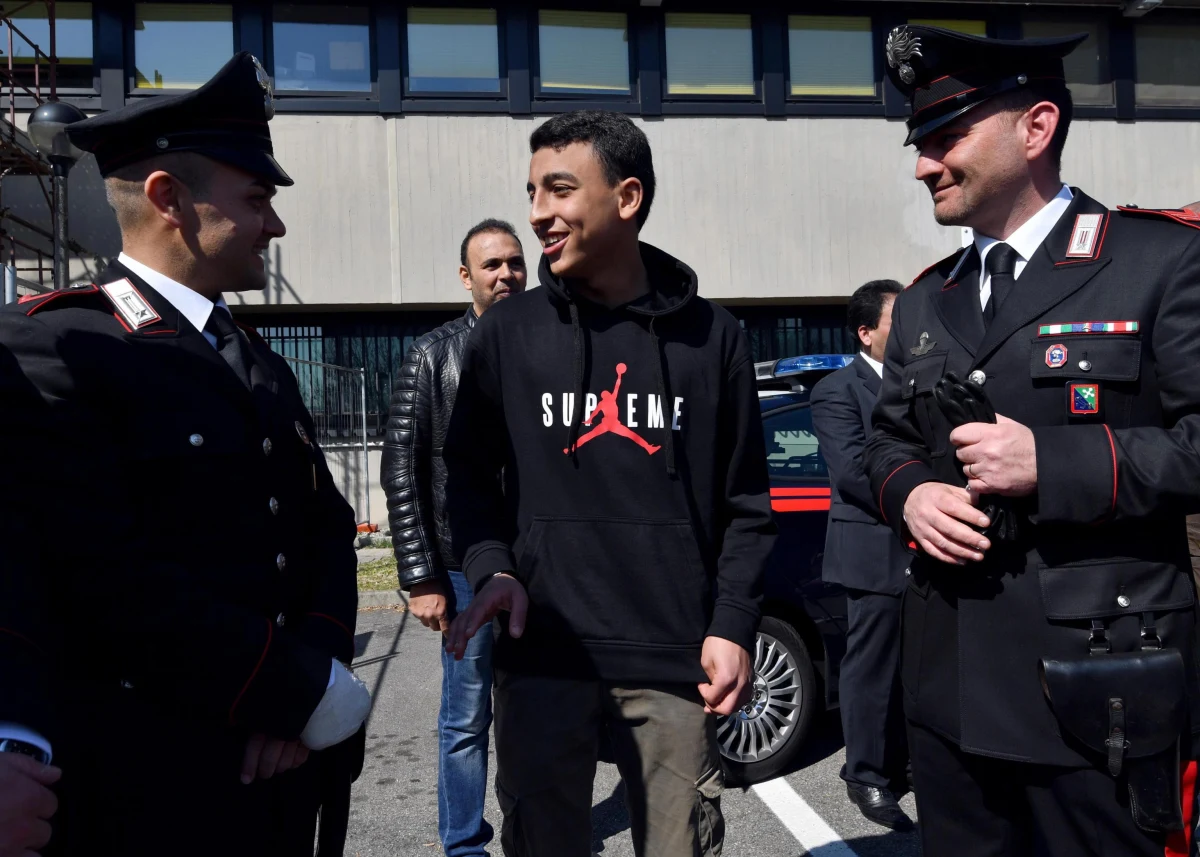 Władze Włoch chcą przyznać obywatelstwo chłopcu, którego bohaterska postawa uratował życie 50 uczniów w porwanym w Mediolanie autobusie. Kierowca pochodzenia senegalskiego uprowadził autobus pełen uczniów. Chciał ich spalić w zemście za śmierć imigrantów w wodach Morza Śródziemnego. 