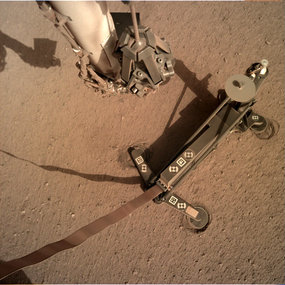 Kret przerywa drzemkę. Kierownictwo misji sondy InSight na Marsie planuje na przyszły tydzień kolejną sesję pracy polskiego urządzenia wbijającego. Tym razem Kret, będący elementem sondy termicznej HP3, podejmie misję diagnostyczną, która ma wyjaśnić, dlaczego na początku marca utknął. Wtedy po kilkunastu minutach pracy trafił na przeszkodę, ominął ją lekko się przechylając, po czym przestał się zagłębiać. Utknął na 30 centymetrach, a jego tylna część wciąż tkwi w prowadnicy stelaża, który podtrzymywał go na powierzchni. Chodzi teraz o wyjaśnienie, czy nie zagłębił się dalej, bo pod powierzchnią trafił na większy kamień, czy też może zakleszczył się w prowadnicy.