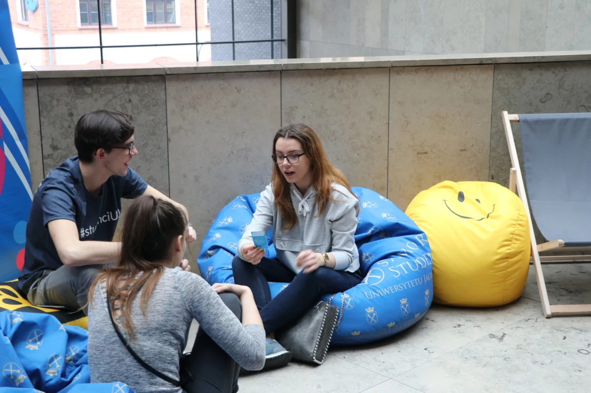 Połączenie tradycji z nowoczesnością, ponad 270 kierunków - Uniwersytet Jagielloński, jedna z najlepszych uczelni w Polsce. zaprasza na dzień otwarty. W Auditorium Maximum przy ulicy Krupniczej prezentują się dzisiaj wszystkie wydziały, organizowane są wykłady, można też zapoznać się z ofertą edukacyjną. Auditorium Maximum można odwiedzać do godziny 15:00.