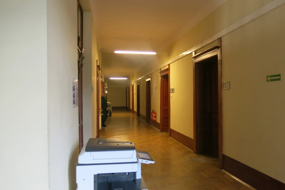 W wydziale komunikacji starostwa powiatowego w Kluczborku pobiło się dwóch mężczyzn. Obaj petenci trafili do szpitala. Z ustaleń policji wynika, że do awantury doszło, gdy mężczyźni mijali się na korytarzu. Według lokalnych mediów – konflikt między nimi narastał od lat.