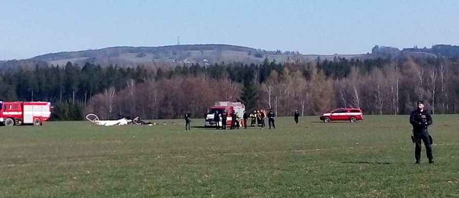 Należący do prywatnej firmy lotniczej DSA mały śmigłowiec spadł w piątek w pobliżu Nowego Miasta nad Metują. W wypadku kilka kilometrów od polskiej granicy zginęły dwie osoby. Do katastrofy doszło w odległości 200 metrów od zabudowań.