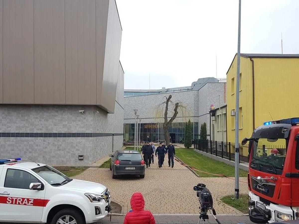 Trzy osoby trafiły do szpitala w Gorzowie Wielkopolskim po tym, jak w jednej z tamtejszych galerii handlowych doszło do wycieku substancji chemicznej. Strażacy na czas zabezpieczenia wycieku ewakuowali z galerii około 500 osób.