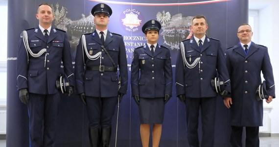 Komenda Główna Policji zaprezentowała nowe mundury galowe. Ich wzór nawiązuje do tradycji okresu 20-lecia międzywojennego. W ciągu kilku lat mają trafić do wszystkich policjantów.