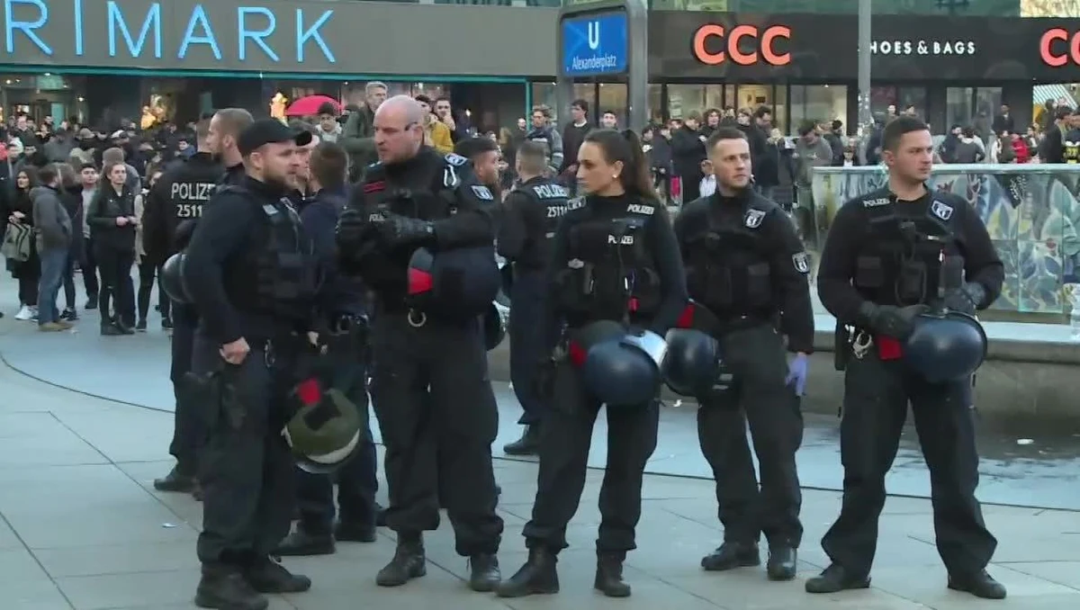 Policja zatrzymała 9 osób, które wczoraj wieczorem na Alexanderplatz w Berlinie brały udział w wielkiej bijatyce między zwolennikami dwóch zwaśnionych youtuberów. W sumie pobiło się około 50 osób. W ruch poszły pięści, kopniaki i gaz pieprzowy. 