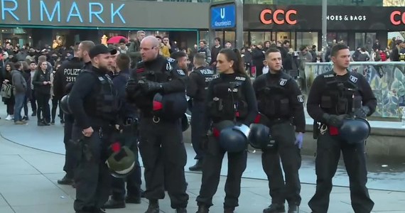 Policja zatrzymała 9 osób, które wczoraj wieczorem na Alexanderplatz w Berlinie brały udział w wielkiej bijatyce między zwolennikami dwóch zwaśnionych youtuberów. W sumie pobiło się około 50 osób. W ruch poszły pięści, kopniaki i gaz pieprzowy. 