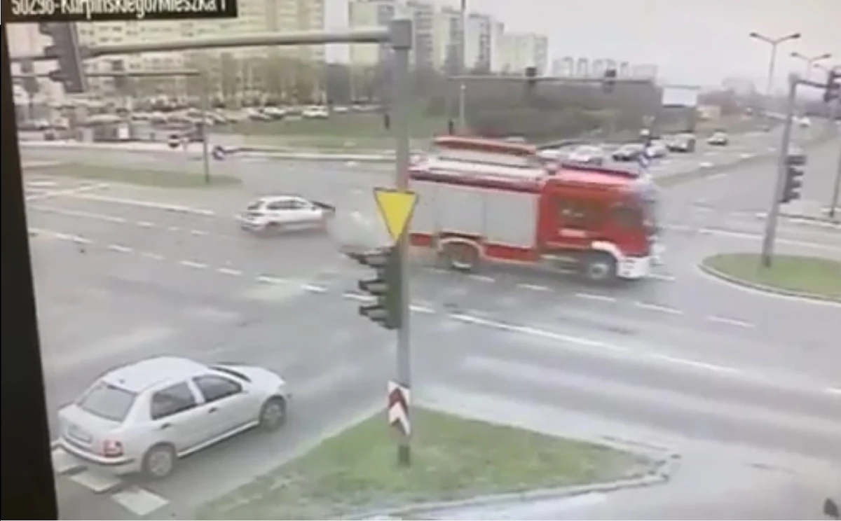 Jedna osoba została poszkodowana w popołudniowym wypadku, do jakiego doszło u zbiegu ulic Mieszka I i Wiechowicza na poznańskim Piątkowie. Strażacy uwolnili ją z auta przy użyciu specjalistycznego sprzętu. Pogotowie zabrało ją do szpitala. 