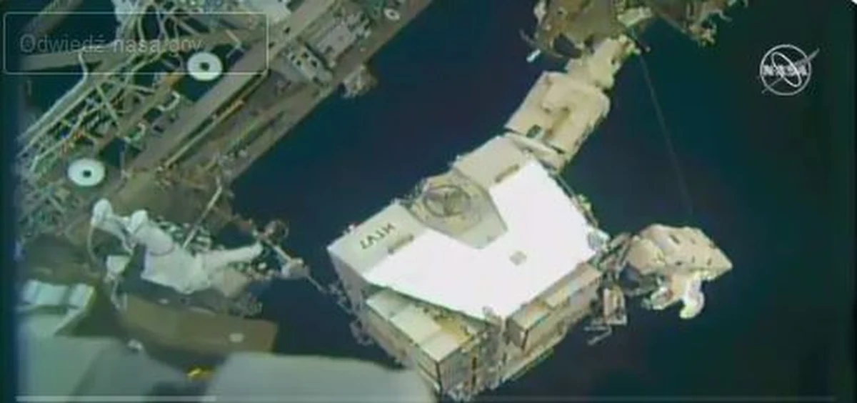 Na orbicie też może być zabawnie. Astronauci Anne McClain i Nick Hague mają za sobą 6,5 godzinny spacer kosmiczny. Udało im się m.in. wymienić akumulatory paneli słonecznych. Oboje byli w przestrzeni kosmicznej po raz pierwszy. 
