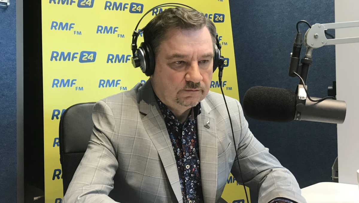 „W poniedziałek będziemy brali udział w prezydium Rady Dialogu Społecznego. Jeśli faktycznie na tym spotkaniu rozpoczną się negocjacje z rządem, to Solidarność będzie domagać się osobnych negocjacji, ponieważ nasze postulaty są zupełnie inne od ZNP” – mówił w RMF FM o proteście nauczycieli szef NSZZ „Solidarność” Piotr Duda. „To pokazuje wielką odpowiedzialność Solidarności nauczycielskiej, że nie chcą brać uczniów jako zakładników, chcą ten protest rozwiązać między dorosłymi. I to jest sytuacja dla mnie najważniejsza” – dodał. „Na pewno nie siądziemy razem do stolika z ZNP” – podkreślił gość Krzysztofa Ziemca.