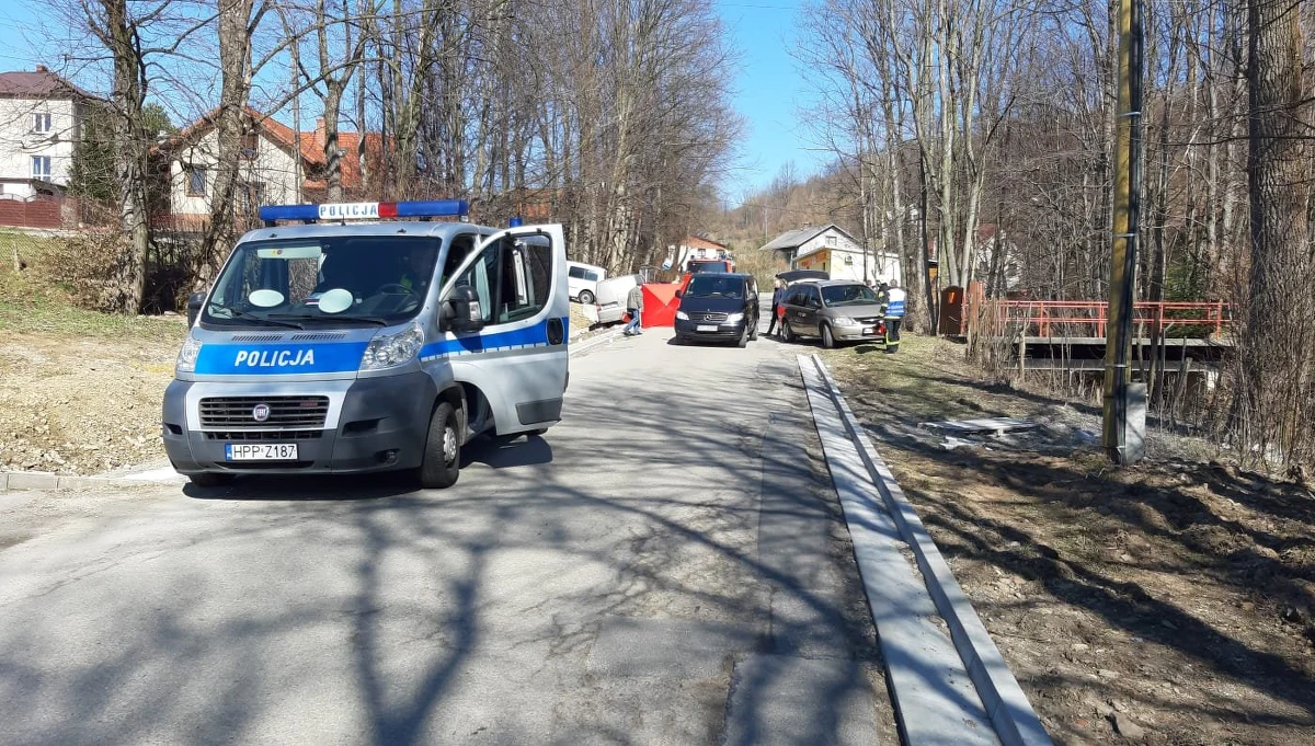 Tragiczny wypadek w Rychwałdku. Dwie kobiety zginęły w wyniku potrącenia po tym, jak uderzył w nie Volkswagen Transporter.