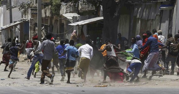 W wyniku sobotniego ataku islamskich ekstremistów na budynek rządowy w centrum stolicy Somalii Mogadiszu w gmachu uwięzione są prawdopodobnie dziesiątki ludzi - podała agencja AP.