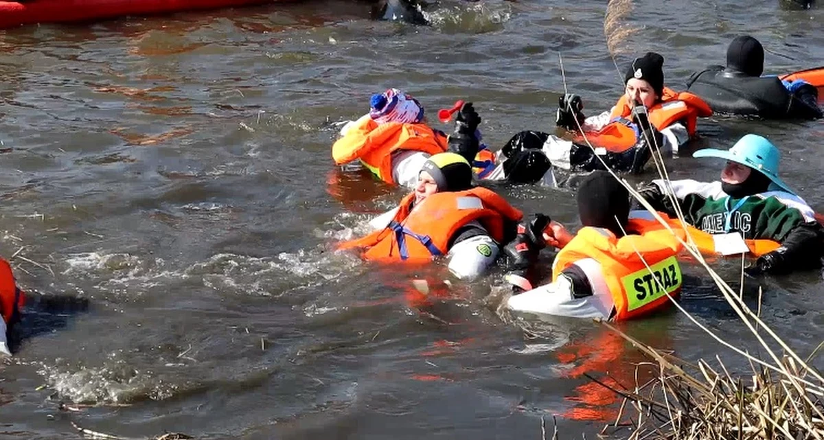 W Olsztynie płetwonurkowie z całej Polski w oryginalny sposób przywitali wiosnę. Kilkaset osób w kolorowych przebraniach przepłynęło Łyną do Starego Miasta.