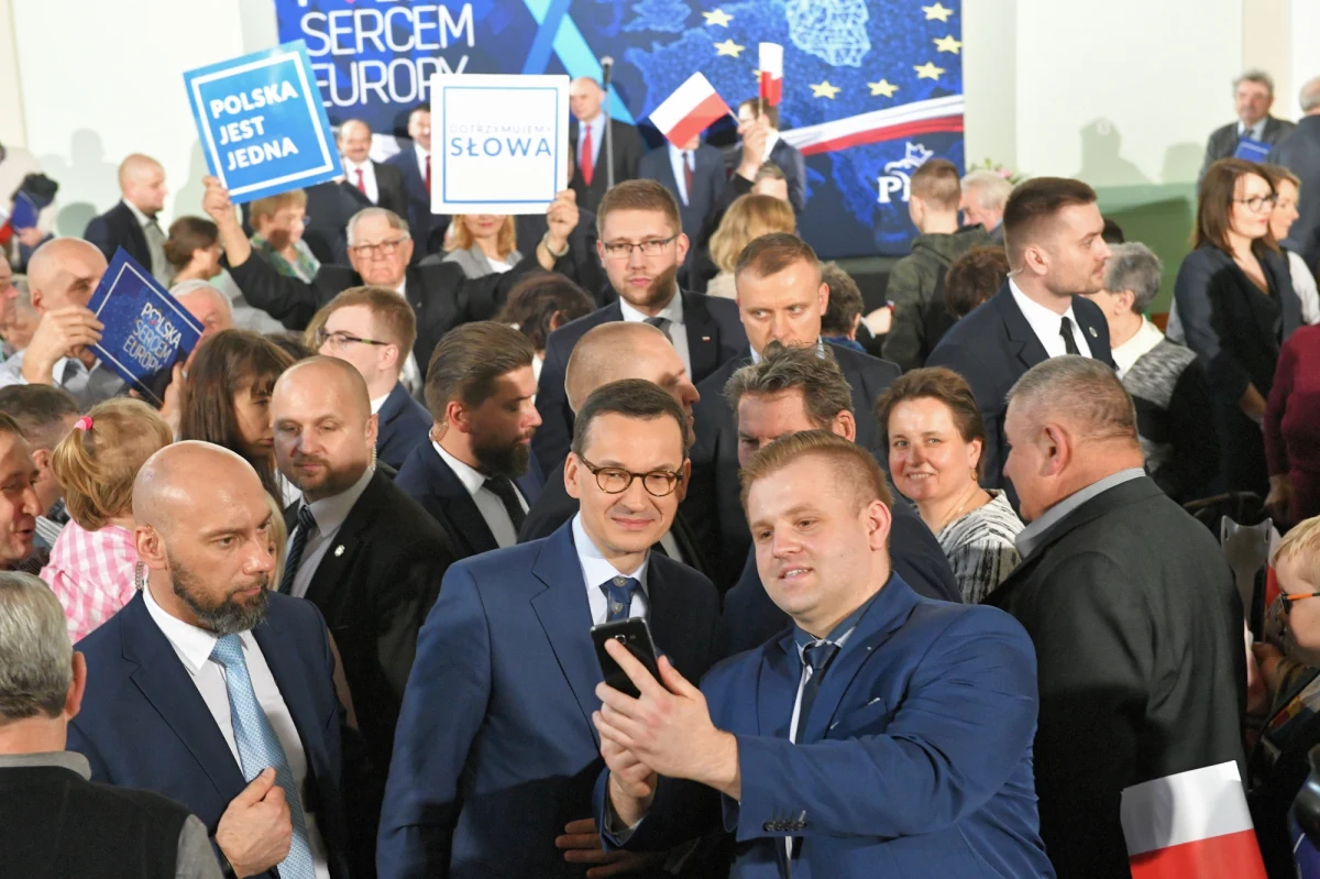 "Taki jest nasz cel: lepsza, sprawiedliwsza Polska" - mówił na spotkaniu z mieszkańcami dolnośląskiego Strzelina premier Mateusz Morawiecki. Jak przekonywał: podstawowym warunkiem kontynuacji "zmiany na lepsze, (…) naszych programów rozwojowych, społecznych, programów przebijania szklanych sufitów" jest kontynuacja rządów PiS. Mówił również, że chce "być premierem zwykłych ludzi, premierem, który zapewnia lepszy los". "Nie chcę być premierem możnych tego świata" - zadeklarował.