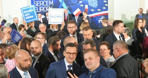 "Taki jest nasz cel: lepsza, sprawiedliwsza Polska" - mówił na spotkaniu z mieszkańcami dolnośląskiego Strzelina premier Mateusz Morawiecki. Jak przekonywał: podstawowym warunkiem kontynuacji "zmiany na lepsze, (…) naszych programów rozwojowych, społecznych, programów przebijania szklanych sufitów" jest kontynuacja rządów PiS. Mówił również, że chce "być premierem zwykłych ludzi, premierem, który zapewnia lepszy los". "Nie chcę być premierem możnych tego świata" - zadeklarował.