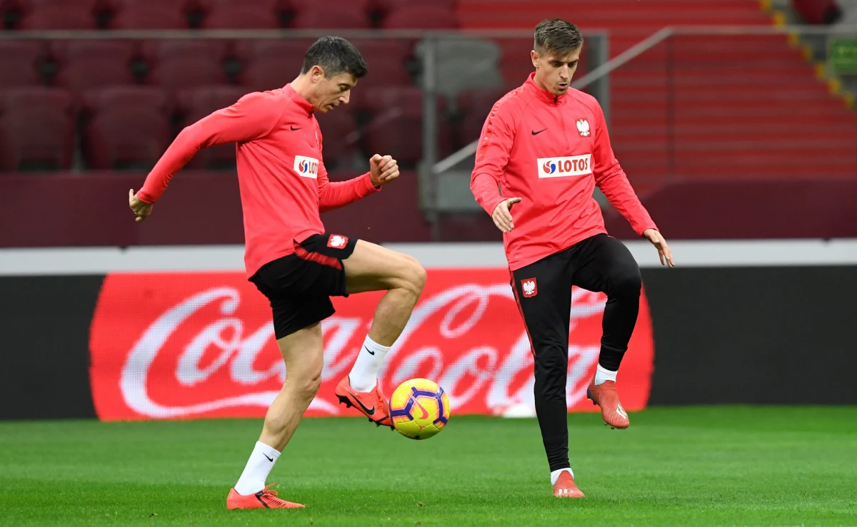 "Mamy w zespole małą epidemię" - poinformował selekcjoner polskiej kadry piłkarskiej Jerzy Brzęczek przed niedzielnym meczem biało-czerwonych z Łotwą w eliminacjach Euro 2020. Wirus zaatakował m.in. Krzysztofa Piątka, który w czwartkowym pojedynku z Austrią zdobył jedynego w tym spotkaniu gola, i bramkarza Wojciecha Szczęsnego.