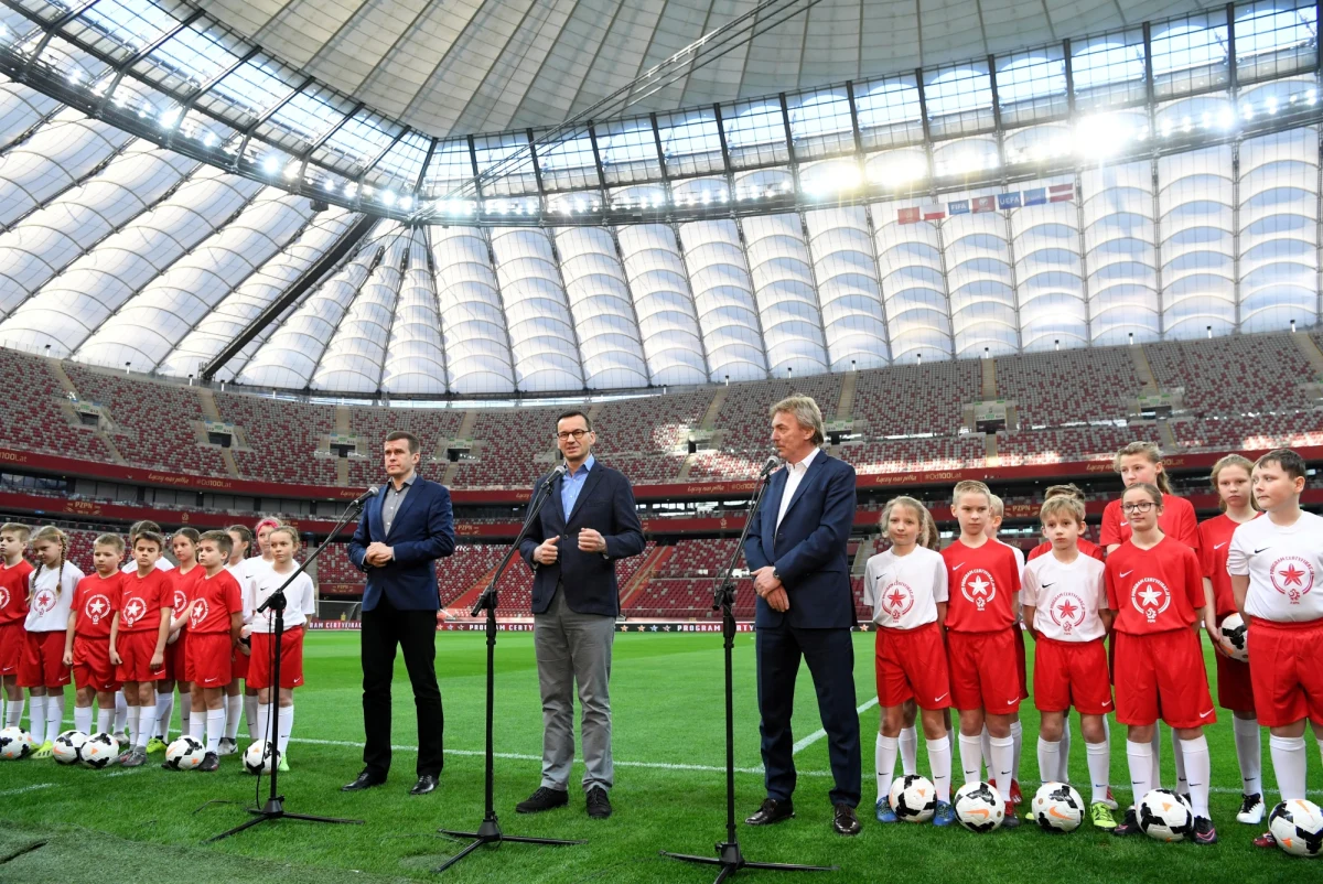 „Jestem przekonany, że za 5-10 lat będziemy w stanie osiągać sukcesy w Lidze Mistrzów, w piłkarskich mistrzostwach świata i Europy” - ocenił premier Mateusz Morawiecki. Dodał, że we współpracy z PZPN można stworzyć "machinę" szkolenia polskich piłkarzy.