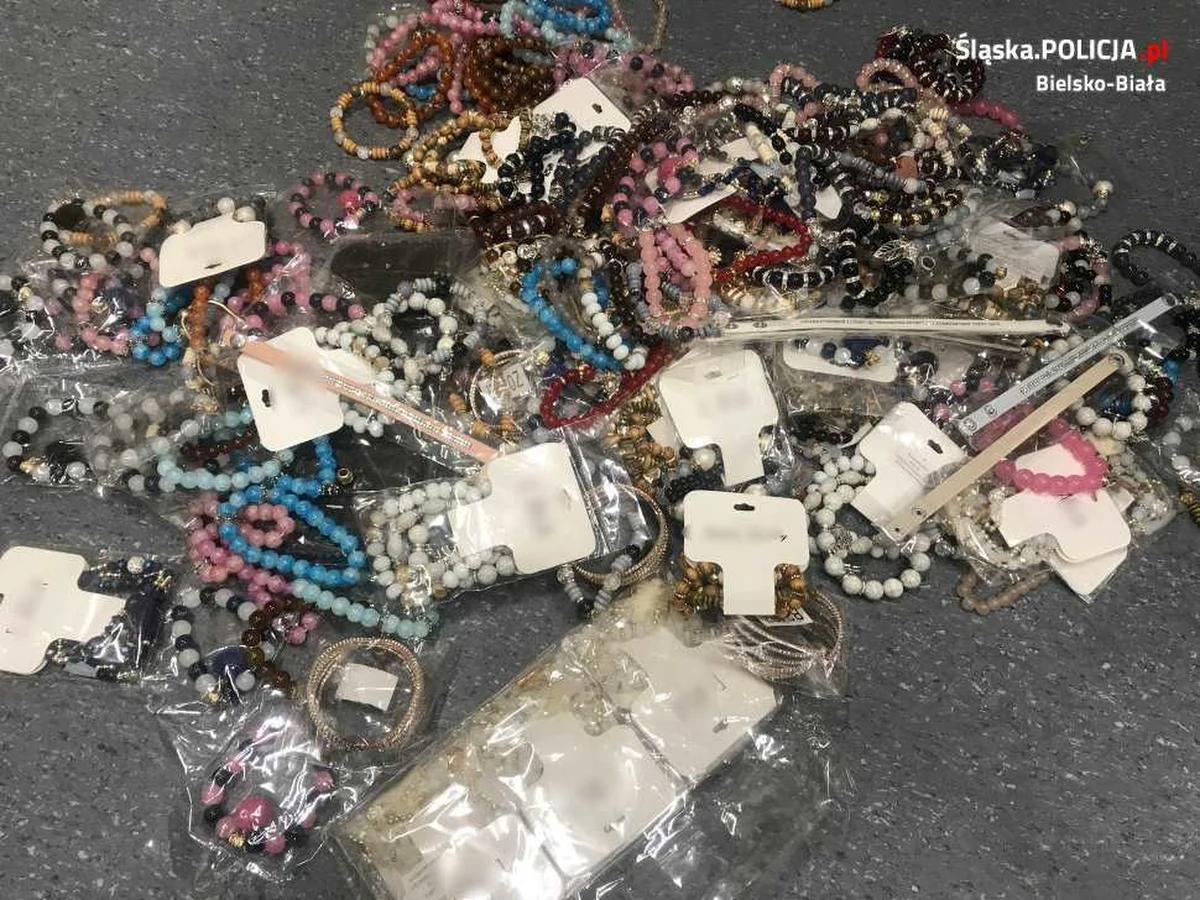 Dwaj magazynierzy systematycznie okradali przesyłki kurierskie. Do kradzieży dochodziło w jednej z firm przewozowych w Rybarzowicach w Śląskiem. Ostatecznie złodzieje wpadli w policyjną zasadzkę.