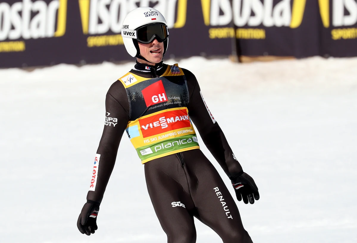 "Za późno zacząłem myśleć o lądowaniu. Kiedy przez głowę przemknęło mi zrobienie telemarku, to już prawie leżałem na plecach" - tak Piotr Żyła podsumował swój fenomenalny lot w drugiej serii drużynowego konkursu Pucharu Świata na mamucie w Planicy. Skoczył 242,5 m i choć przy lądowaniu podparł skok, to przypieczętował triumf Polaków - pierwszy w historii na mamucim obiekcie - i zdobycie Pucharu Narodów w sezonie 2018/19. Zobaczcie ten lot!