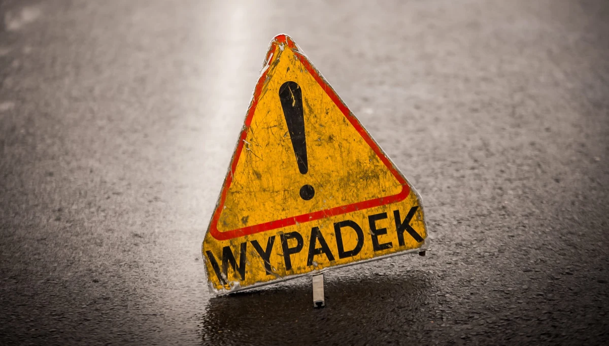 ​Tragiczny wypadek w miejscowości Brzeźnik, koło Bolesławca na Dolnym Śląsku. Samochód osobowy wjechał w grupę pieszych. Nie żyją trzy osoby.