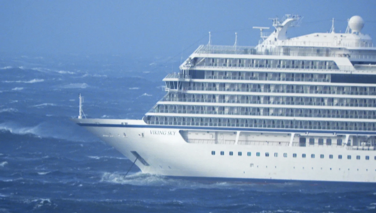 ​Wśród członków załogi wycieczkowca Viking Sky jest jeden Polak - powiedziała reporterowi RMF FM Grzegorzowi Kwolkowi rzeczniczka MSZ. Wczoraj po południu statek utknął na morzu na zachód od Norwegii po tym, jak przestały działać silniki. Akcję ratunkową utrudnia trudna pogoda.