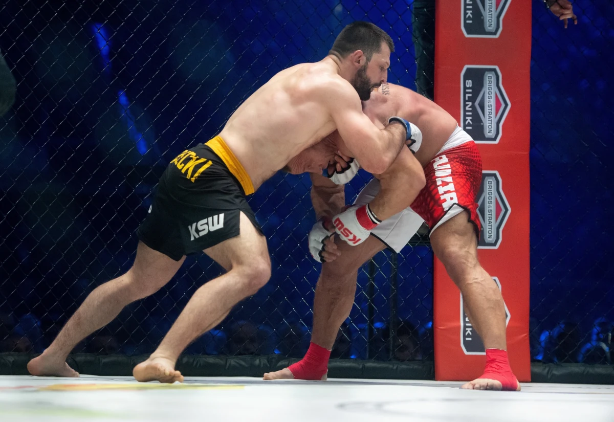 Utytułowany sztangista Szymon Kołecki pokonał Mariusza Pudzianowskiego w jednej z walk gali KSW w Łodzi. Było to siódme zwycięstwo byłego mistrza olimpijskiego w mieszanych sportach walki (MMA).