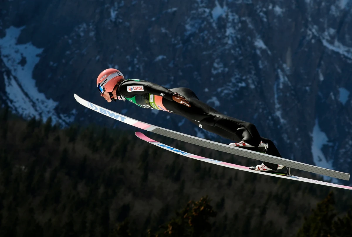 "Wiem, że były momenty, w których mogłem zrobić wiele rzeczy lepiej, ale było też dużo tych momentów, z których jestem zadowolony" - tak zakończony właśnie sezon skoków narciarskich podsumował Dawid Kubacki. Nowotarżanin kończy go z tytułem mistrza świata na koncie i na piątej pozycji w klasyfikacji generalnej Pucharu Świata. "Wiem, że stać mnie na naprawdę dużo" - mówi.