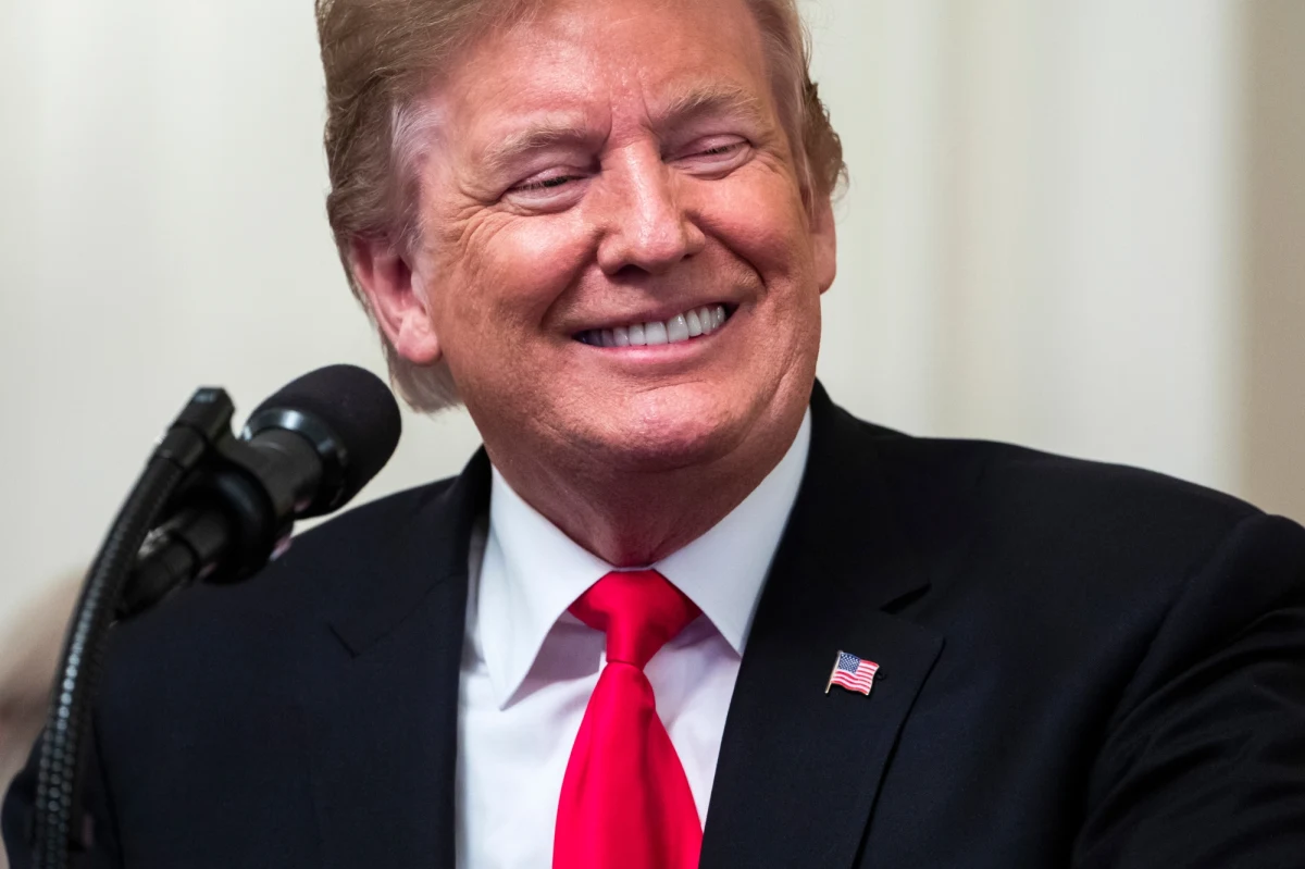 Specjalny prokurator Robert Mueller nie znalazł dowodów na to, by którykolwiek z przedstawicieli kampanii wyborczej Donalda Trumpa świadomie uczestniczył w zmowie z Rosją - wynika z opublikowanego właśnie podsumowania ustaleń blisko dwuletniego dochodzenia. Ponadto, jak ujawniono, zebrane dowody nie pozwalają rozstrzygnąć, czy Trump utrudniał działania wymiaru sprawiedliwości w badaniu tej sprawy.