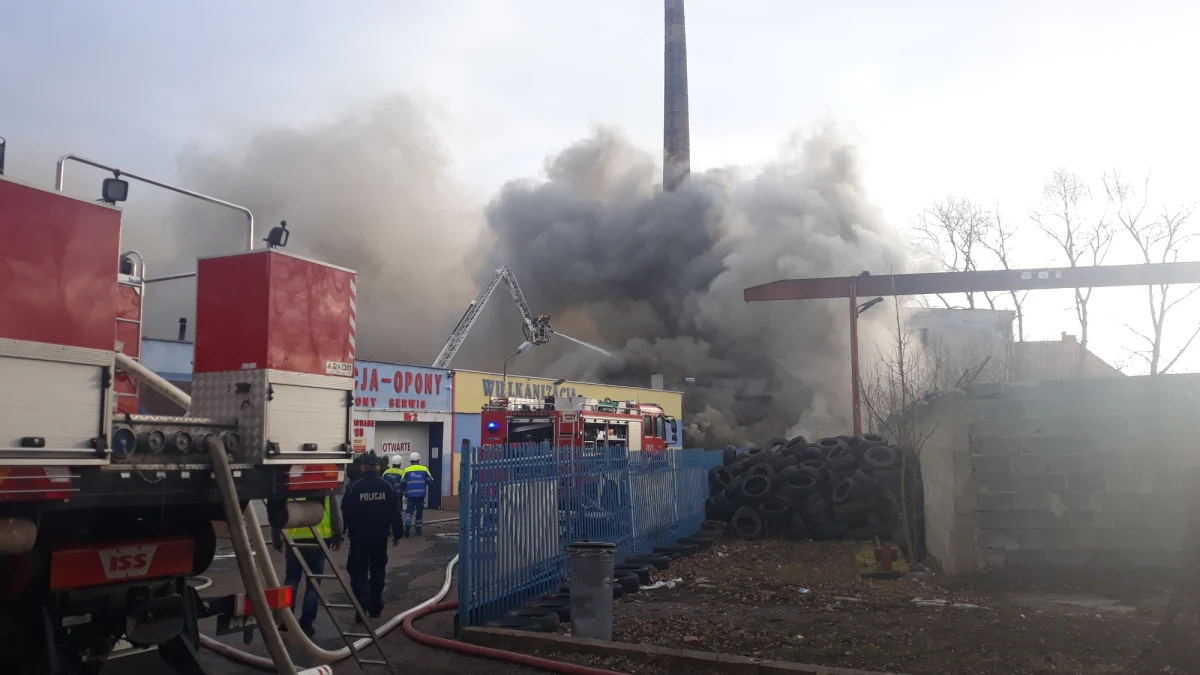 Strażacy opanowali już pożar składowiska opon w Lubaniu w woj. dolnośląskim. W budynku składowane były tysiące opon. Kłęby czarnego dymu widać było z kilku kilometrów. Nikomu nic się nie stało. 
