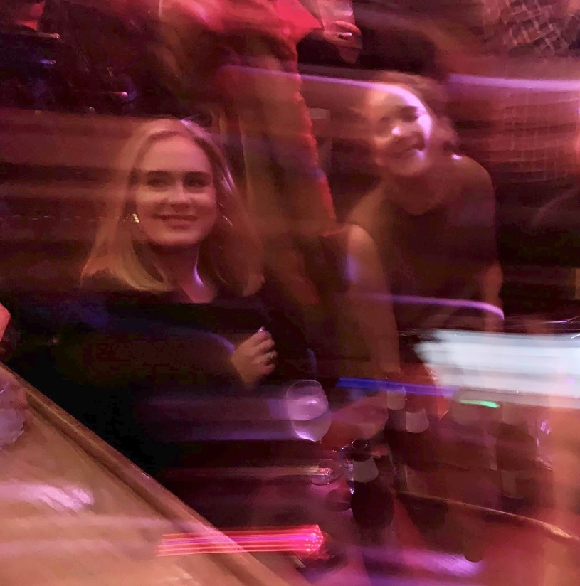 Wokalistka Adele i jej przyjaciółka - aktorka Jennifer Lawrence, zostały zauważone na wspólnej, szalonej imprezie w jednym z gejowskich klubów w Nowym Jorku. Panie doskonale się bawiły, co pokazują nagrania z tego wieczoru. Gwiazdy brały m.in. udział w konkursie picia, a Adele pokazała, że potrafi w niewybredny sposób się wyrażać.