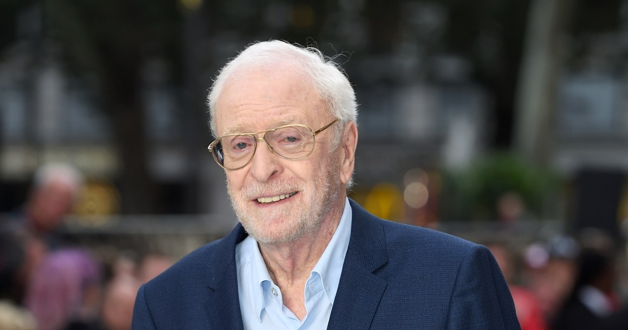 W niedawnym wywiadzie Michael Caine przyznał, że komediodramat „Best Sellers” jest jego ostatnim filmem w karierze. Wielu zrozumiało to jako sugestię, że gwiazdor pożegnał z aktorstwem na dobre. Chwilę później gwiazdor zdementował na Twitterze, że przechodzi na filmową emeryturę. Chodzi bowiem o to, że po zdjęciach do „Best Sellers” nie pracował nad żadnym nowym filmem, natomiast nie wyklucza, że podejmie się jakiegoś projektu w przyszłości.