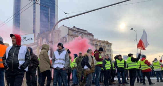 Prezes AGROunii Michał Kołodziejczak usłyszał w poniedziałek zarzuty karne w związku z protestem rolników, który odbył się w Warszawie w połowie marca. Mężczyzna ma odpowiedzieć m.in. za zniszczenie nawierzchni jezdni.
