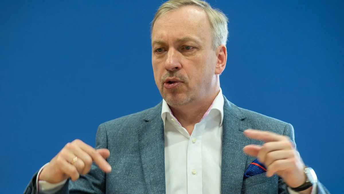 Zostaję, nawet jeśli Grzegorz nie powie przepraszam. Mogę być w polityce aktywny niezawodowo - mówi w rozmowie z Onetem europoseł Platformy Obywatelskiej Bogdan Zdrojewski. Dodał jednocześnie, że nie rezygnuje z członkostwa w PO.