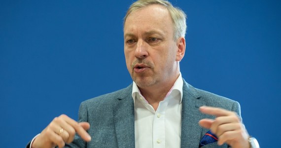 Zostaję, nawet jeśli Grzegorz nie powie przepraszam. Mogę być w polityce aktywny niezawodowo - mówi w rozmowie z Onetem europoseł Platformy Obywatelskiej Bogdan Zdrojewski. Dodał jednocześnie, że nie rezygnuje z członkostwa w PO.