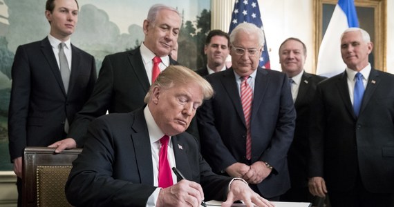 Prezydent USA Donald Trump podpisał dekret, na mocy którego Stany Zjednoczone formalnie uznały suwerenność Izraela nad Wzgórzami Golan. Dokument został podpisany podczas spotkania Trumpa z premierem Izraela Benjaminem Netanjahu w Białym Domu.