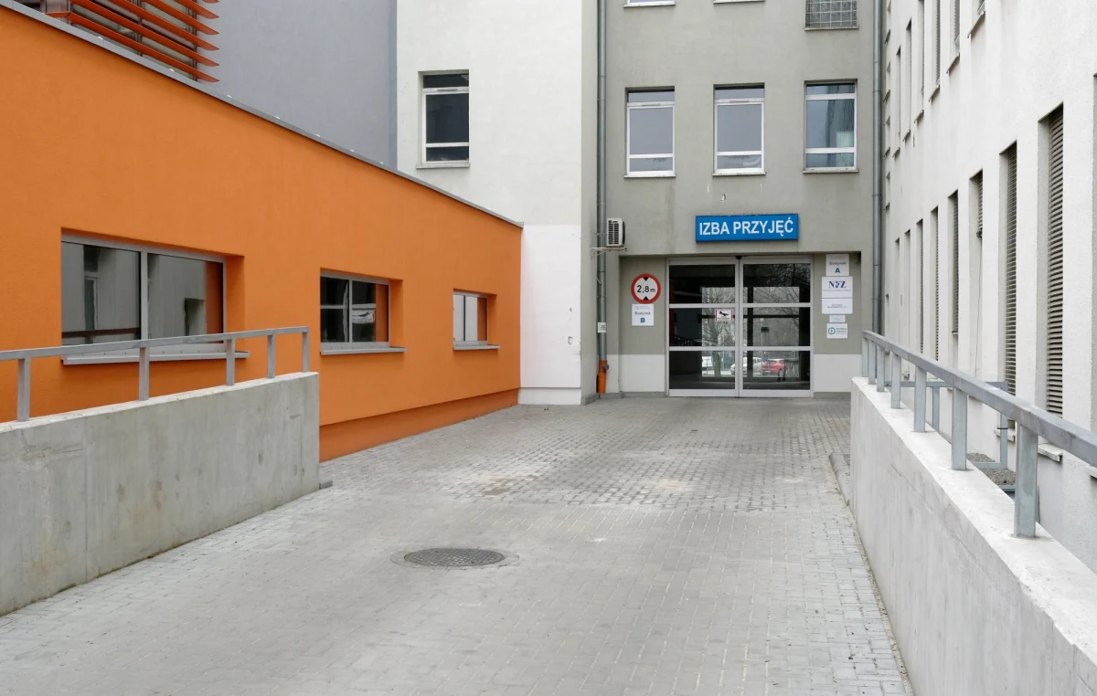 Około 10 badań i konsultacji lekarskich miał 39-latek, który tydzień temu zmarł w izbie przyjęć Sosnowieckiego Szpitala Miejskiego. Placówka dziś przedstawiła chronologię tych badań. Z relacji rodziny wynika, że mężczyzna ze spuchniętą i siną nogą 9 godzin czekał na profesjonalną pomoc lekarską. Szpital broni się i podaje dokładne godziny kolejnych działań personelu szpitala. 