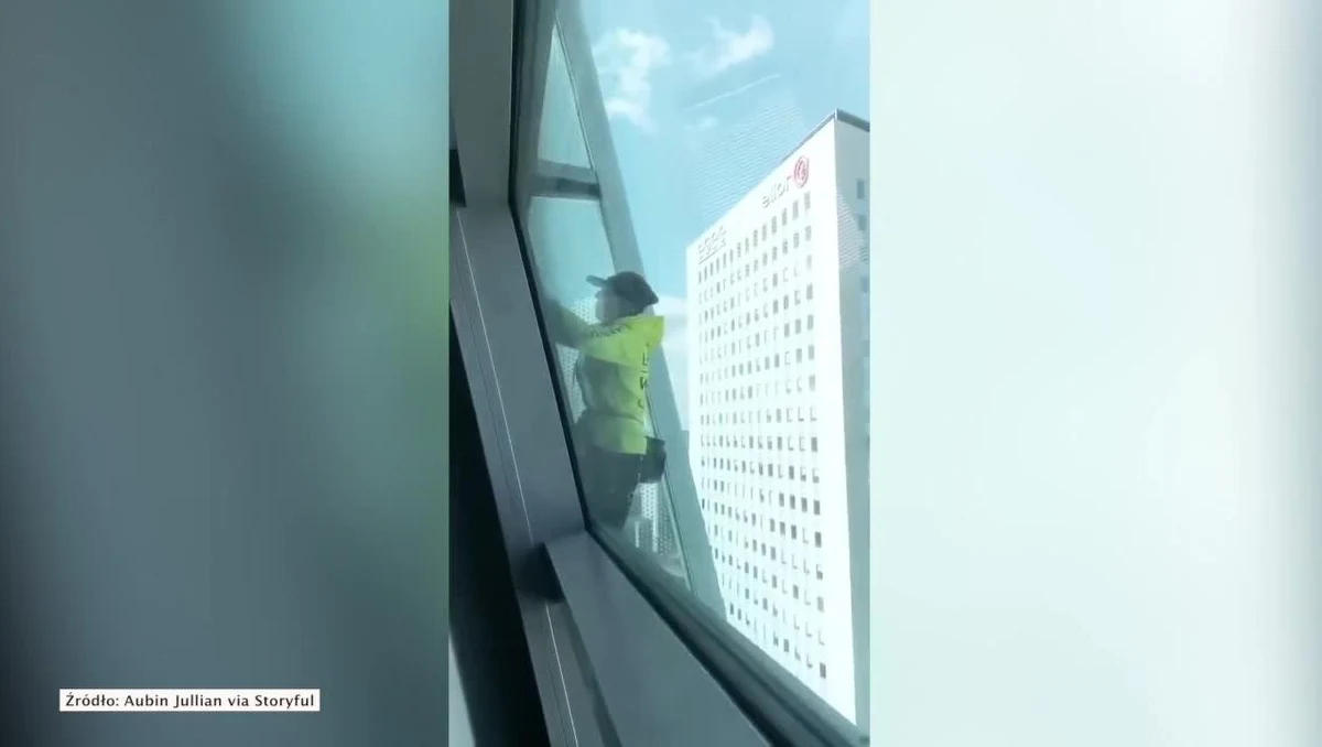 Alain Robert, nazywany "człowiekiem pająkiem" i "francuskim Spidermanem", wspiął się bez sprzętu i zabezpieczenia na wieżowiec w Paryżu. Celem tego spektakularnego wyczynu było zbieranie środków na renowację katedry Notre-Dame.