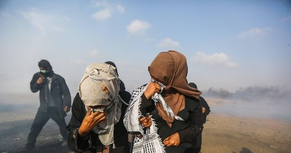 Po ostrzale rakietowym terytorium Izraela i izraelskich atakach lotniczych na Strefę Gazy, palestyński Hamas jednostronnie ogłosił w poniedziałek wieczorem zawieszenie broni. Jak poinformował rzecznik ugrupowania, do rozejmu doszło dzięki mediacji Egiptu.