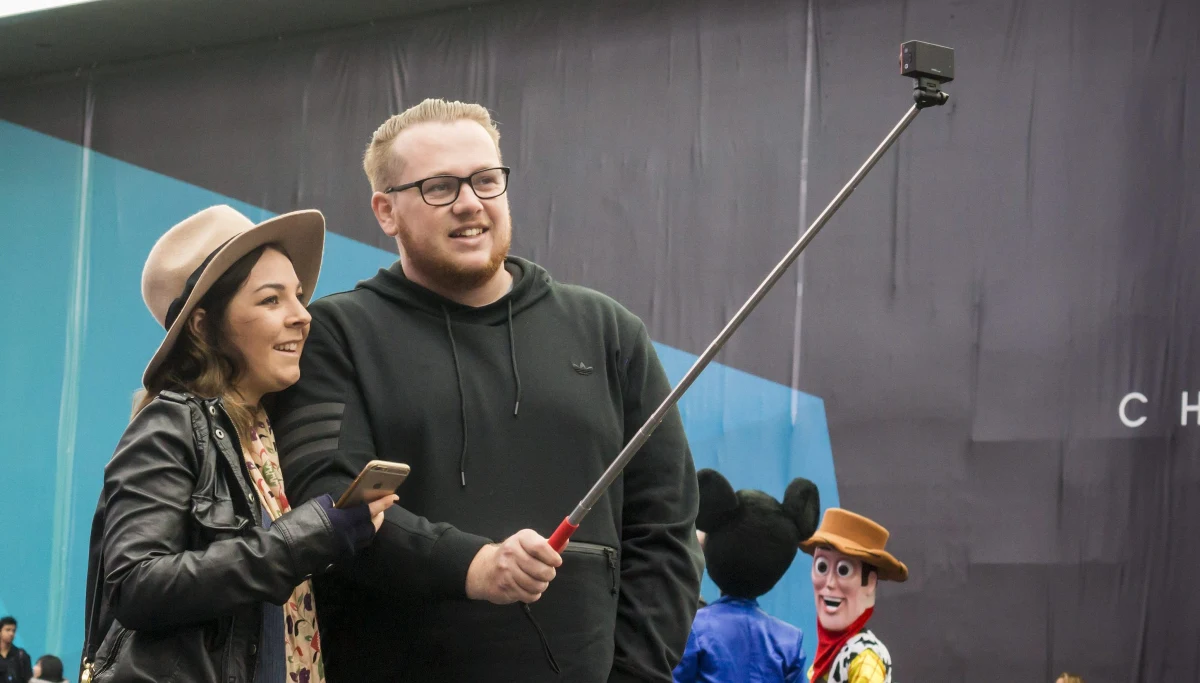 ​Izba refleksji kupuje nietypowe gadżety reklamowe, jak kijki do selfie, aby podążać za "duchem czasu i trendami młodzieżowymi" - pisze wtorkowa "Rzeczpospolita".