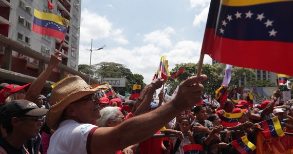 Wiceprzewodniczący Zjednoczonej Partii Socjalistycznej Wenezueli (PSUV) Diosdado Cabello potwierdził w poniedziałek, że w jego kraju wylądowały dwa samoloty z Rosji. Lokalne media informowały w sobotę, że rosyjskie samoloty przywiozły do Caracas żołnierzy.