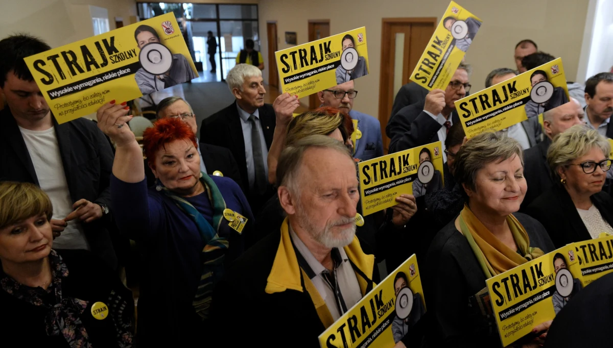 Rozmowy między związkowcami a rządem zostały przełożone na 1 kwietnia, choć już w poniedziałek propozycje, z którymi przyszli ministrowie, zostały nazwane przez nauczycieli primaaprilisowym żartem. Beata Szydło powtórzyła propozycję przyspieszenia zaplanowanych kilkusetzłotowych podwyżek o cztery miesiące. Nauczyciele chcą wzrostu płac o tysiąc złotych.