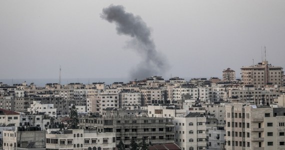 We wtorek, drugi dzień z rzędu, izraelskie lotnictwo bombardowało cele w Strefie Gazy, a bojownicy w tej palestyńskiej enklawie wystrzelili rakiety w stronę Izraela - podała agencja Associated Press.