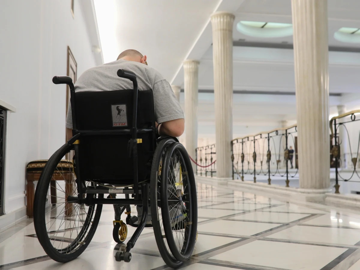 Już 24 organizacje - zrzeszające osoby niepełnosprawne i ich opiekunów - zapowiedziały udział w proteście, który odbędzie się 23 maja w stolicy - dowiedział się reporter RMF FM. "O godne życie osób z niepełnosprawnościami" - to hasło zaplanowanej manifestacji. Po ogłoszeniu tak zwanej "piątki Kaczyńskiego" - środowiska osób niepełnosprawnych poczuły się wykluczone. Strajk ma odbyć się pod hasłem „o godne życie osób z niepełnosprawnościami".