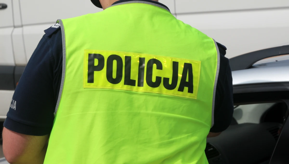 ​Policjanci ścigali kierowcę audi, który z prędkością 223 km na godzinę uciekał autostradą A4. Mężczyzna był poszukiwany do odbycia kary więzienia. Po zatrzymaniu podawał się za obywatela Austrii.