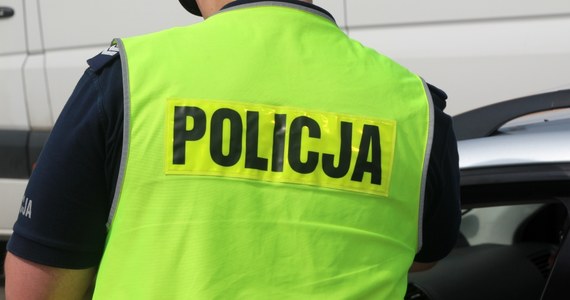 ​Policjanci ścigali kierowcę audi, który z prędkością 223 km na godzinę uciekał autostradą A4. Mężczyzna był poszukiwany do odbycia kary więzienia. Po zatrzymaniu podawał się za obywatela Austrii.