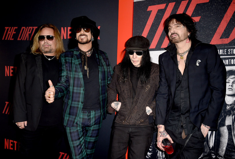 Tuż po premierze oczekiwanego filmu "The Dirt", adaptacji książkowej autobiografii grupy Mötley Crüe, pojawiły się informacje, że zespół i platforma Netflix zostali pozwani przez członka ekipy technicznej, który został poparzony podczas pracy na planie.